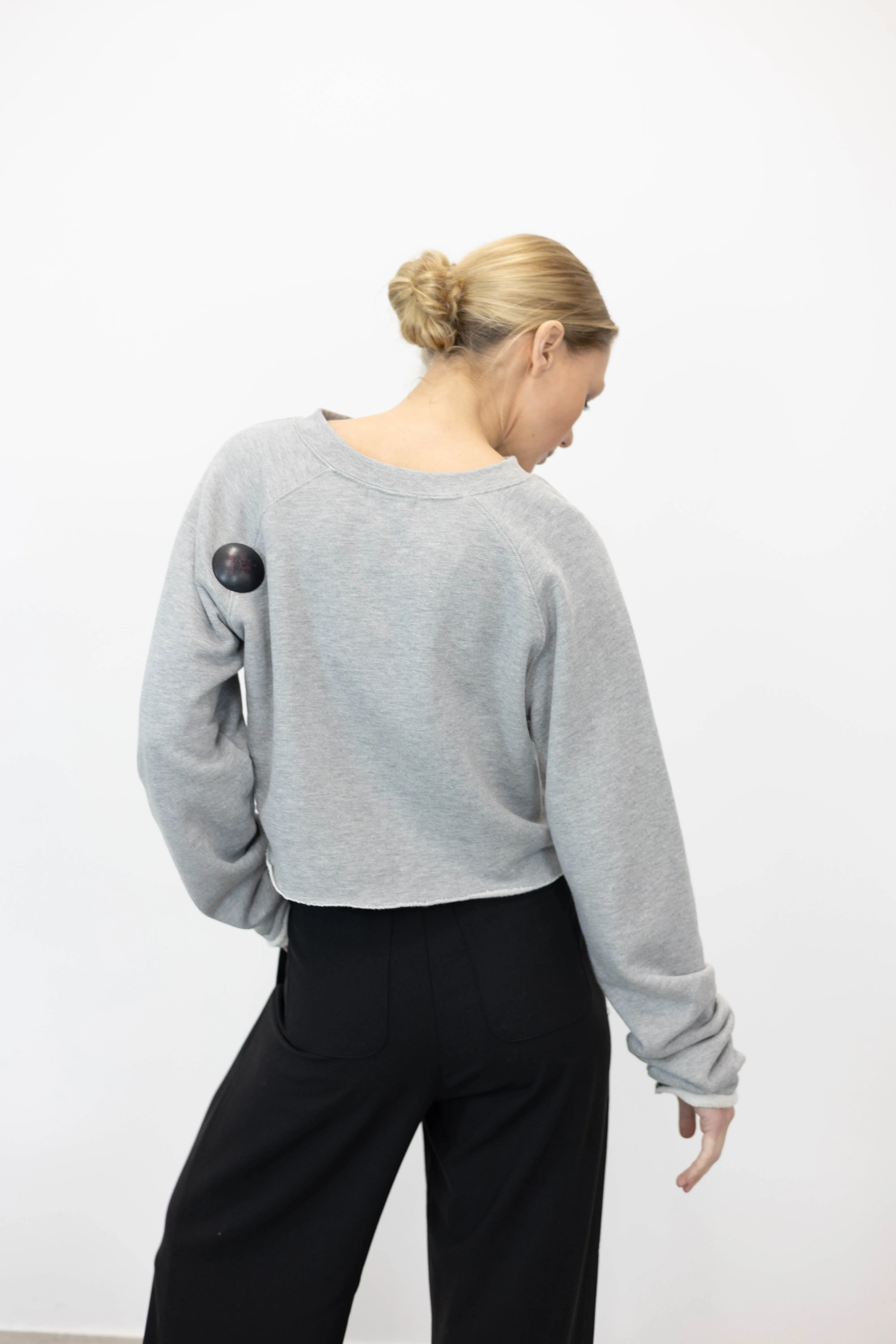 RAGLAN V NECK CROPPED SWEATSHIRT IN GREY