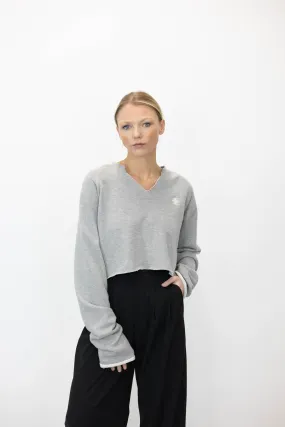 RAGLAN V NECK CROPPED SWEATSHIRT IN GREY